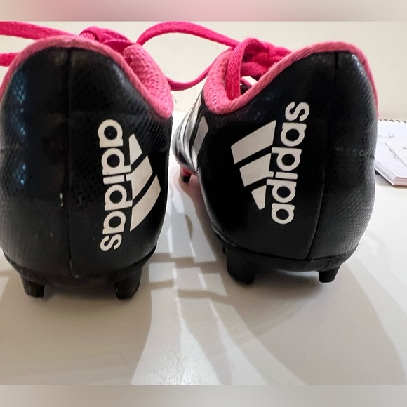ADIDAS GIRLS BLACK/WHITE/PINK SOCCER CLEATS. SIZE 12 - Picture 8 of 12